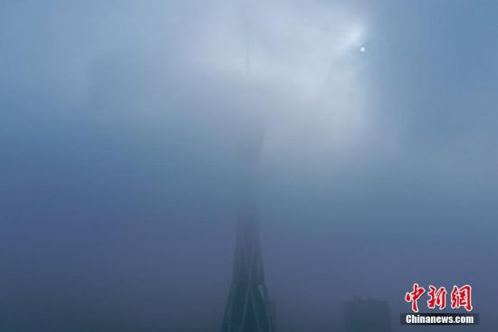 　3月27日，河南省郑州市气象台公布大雾黄色预警。上午，郑州城区被雾笼罩。图为郑州城市地标建筑之一的“中原福塔”被大雾笼罩，若隐若现。中新社记者 李超庆 摄